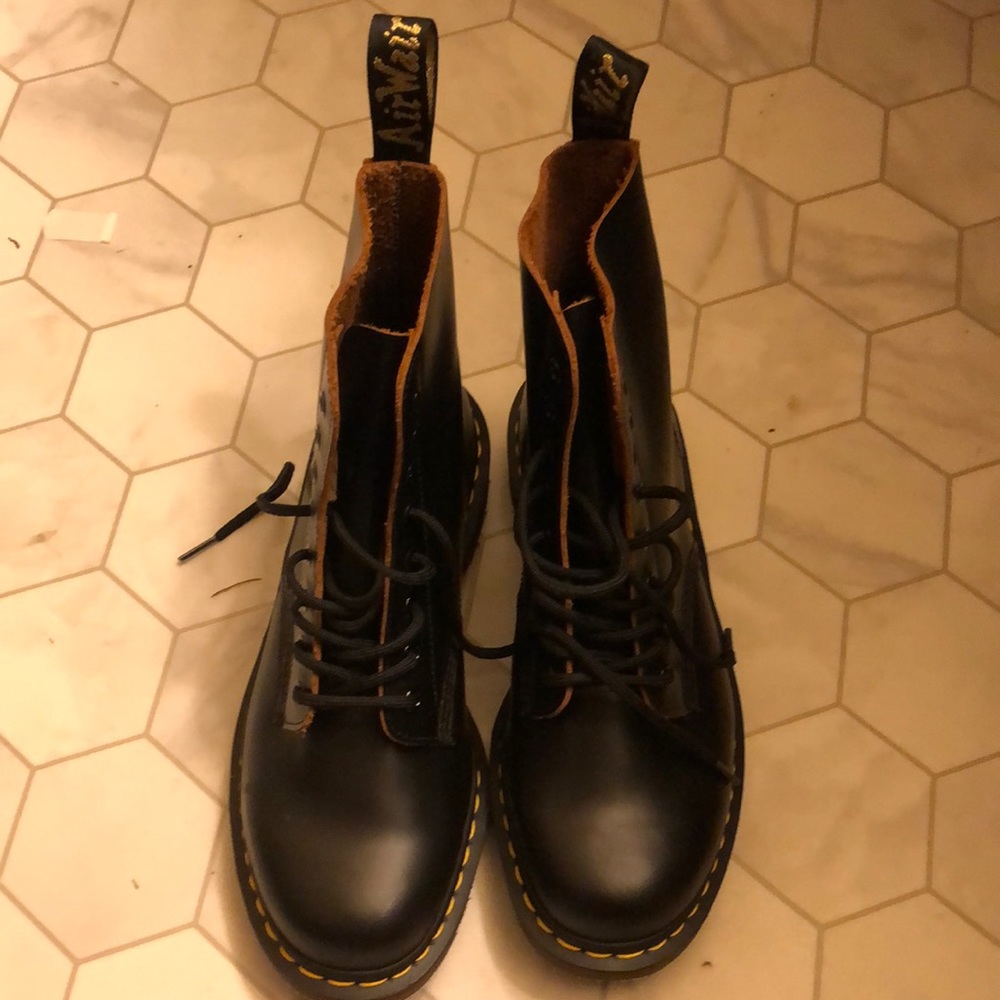 Dr. Martin 1460 VINTAGE MADE IN ENGLAND LACE UP BOOTS